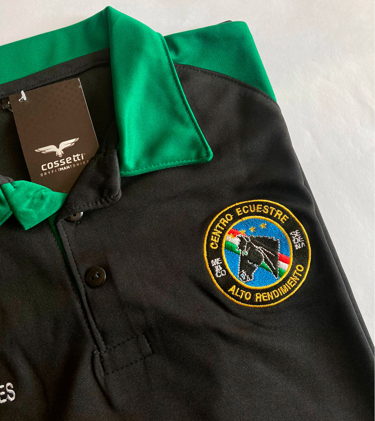 Ejemplo de playera con bordado Cossetti