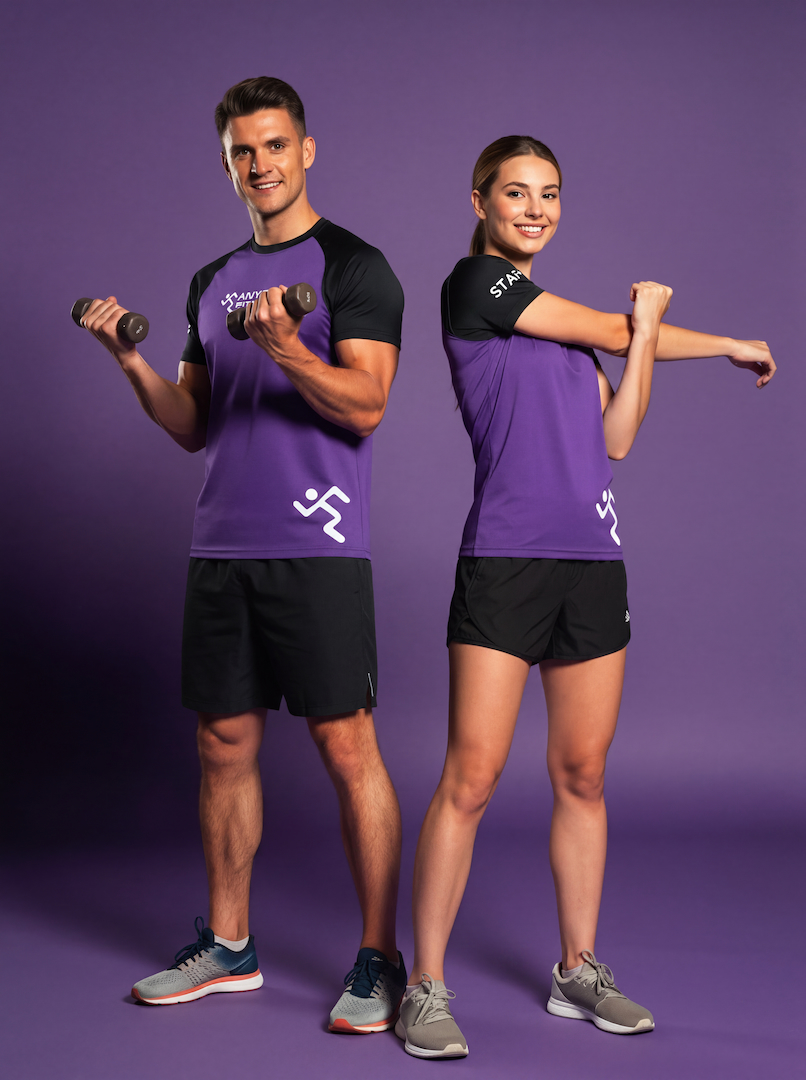 Colaboradores con uniformes deportivos Dry-Fit personalizados en gimnasio