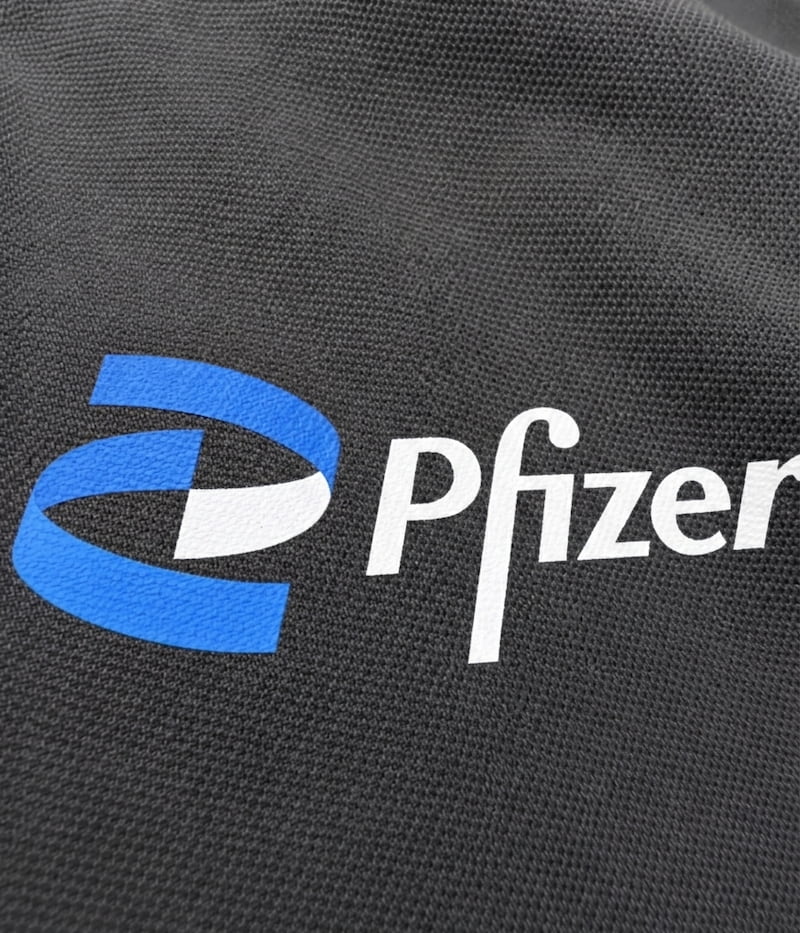 Playera con logo DTF Pfizer — Cossetti