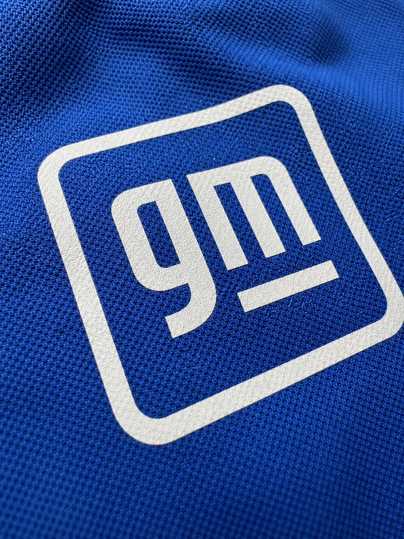 Playera azul rey con logo DTF GM — Cossetti